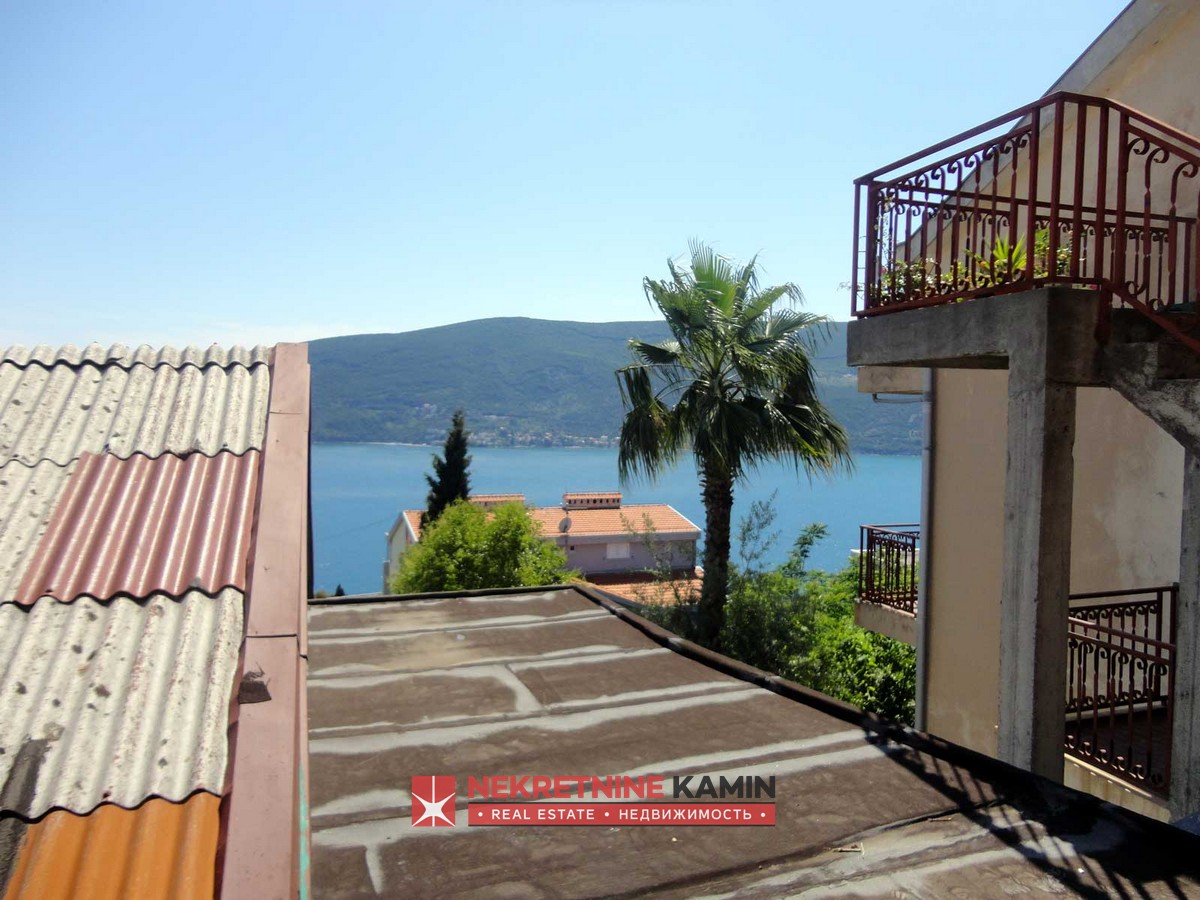 Etažna kuća u naselju Topla, Herceg Novi